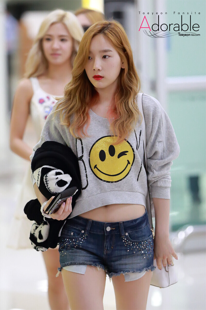 130619-20 Girls' Generation Taeyeon at Incheon & Gimpo Airports documents 5