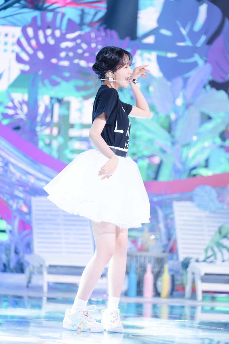 220605 Jo Yuri - 'Love Shhh!' at Inkigayo documents 20