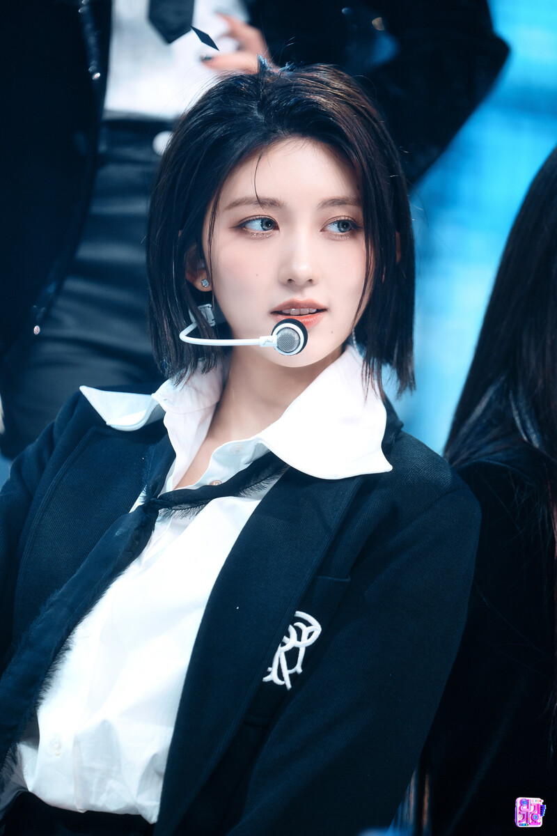 230416 IVE Gaeul - 'Kitsch' + 'I AM' at Inkigayo documents 2