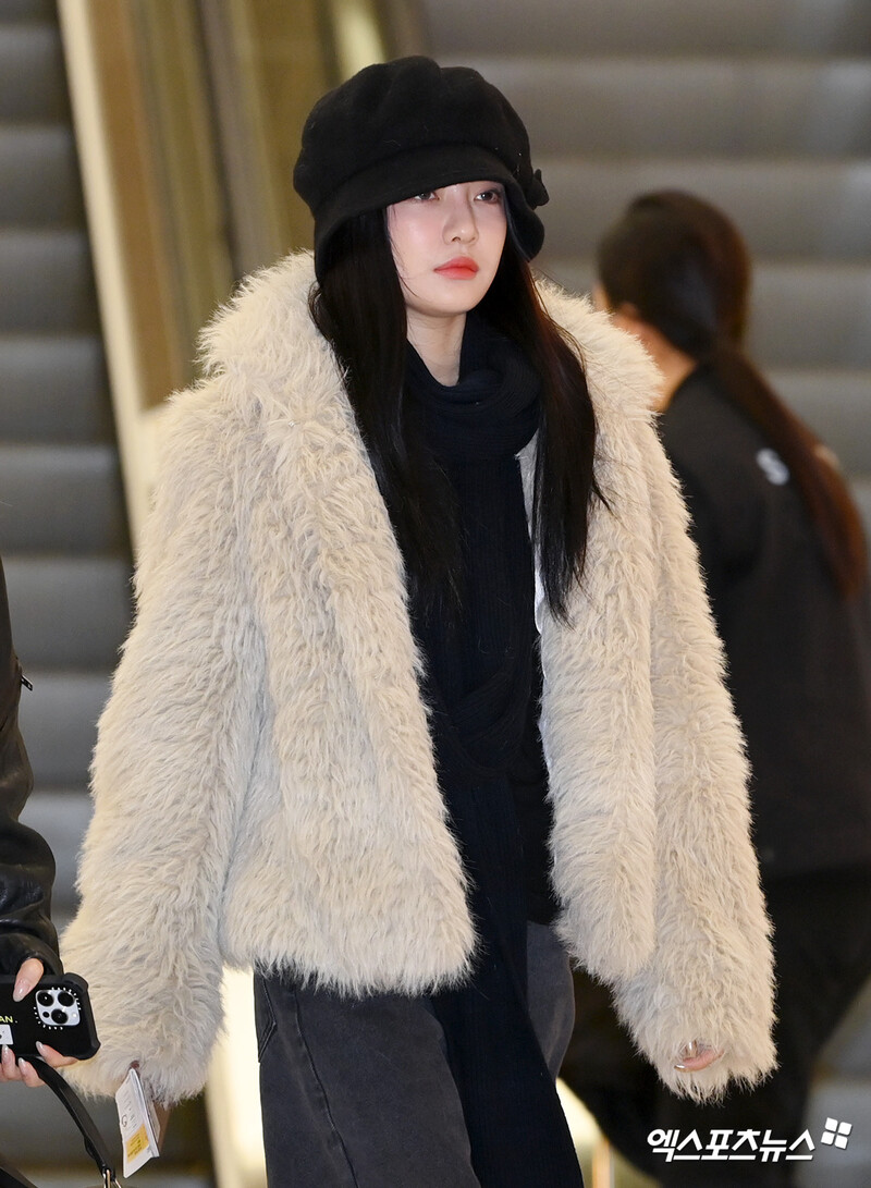 241203 aespa Ningning at Gimpo international airport documents 1