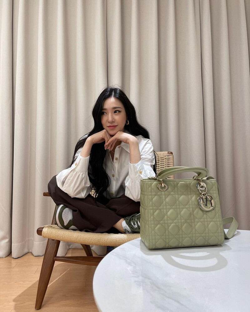 221006 SNSD Tiffany Young Instagram Update documents 6
