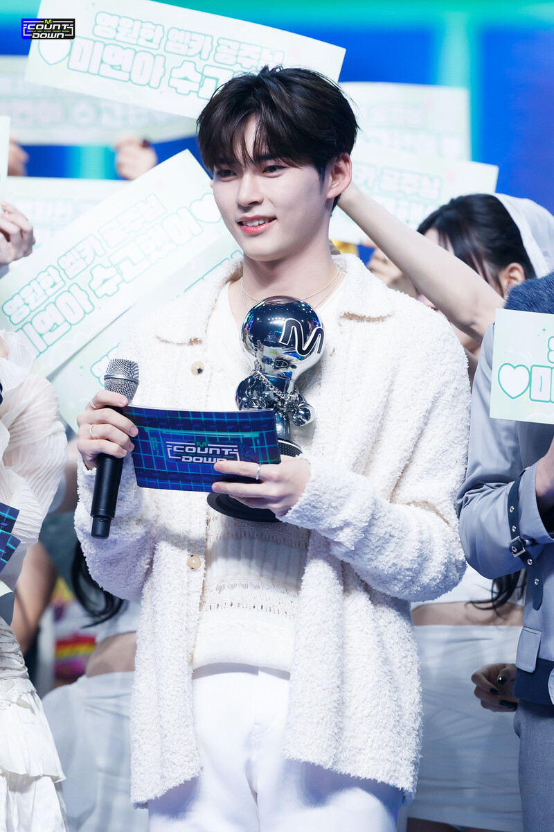 2321116 MC Hanbin at M Countdown documents 1