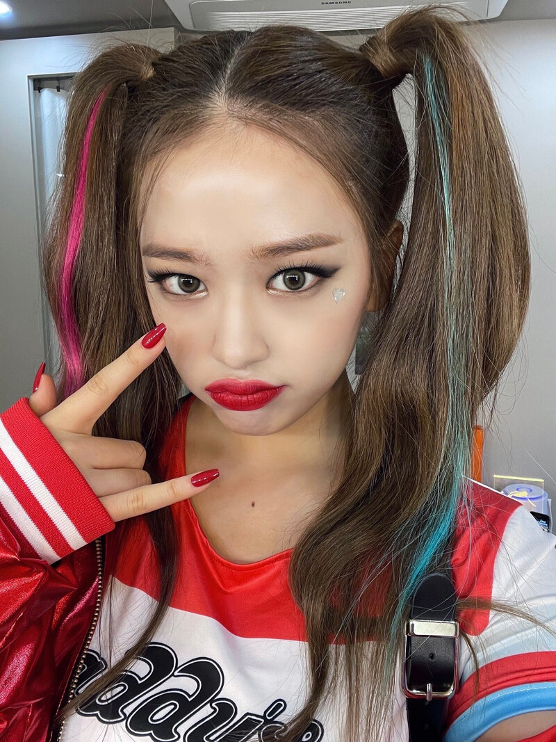 211031 Yujin SNS Update as Harley Quinn documents 1