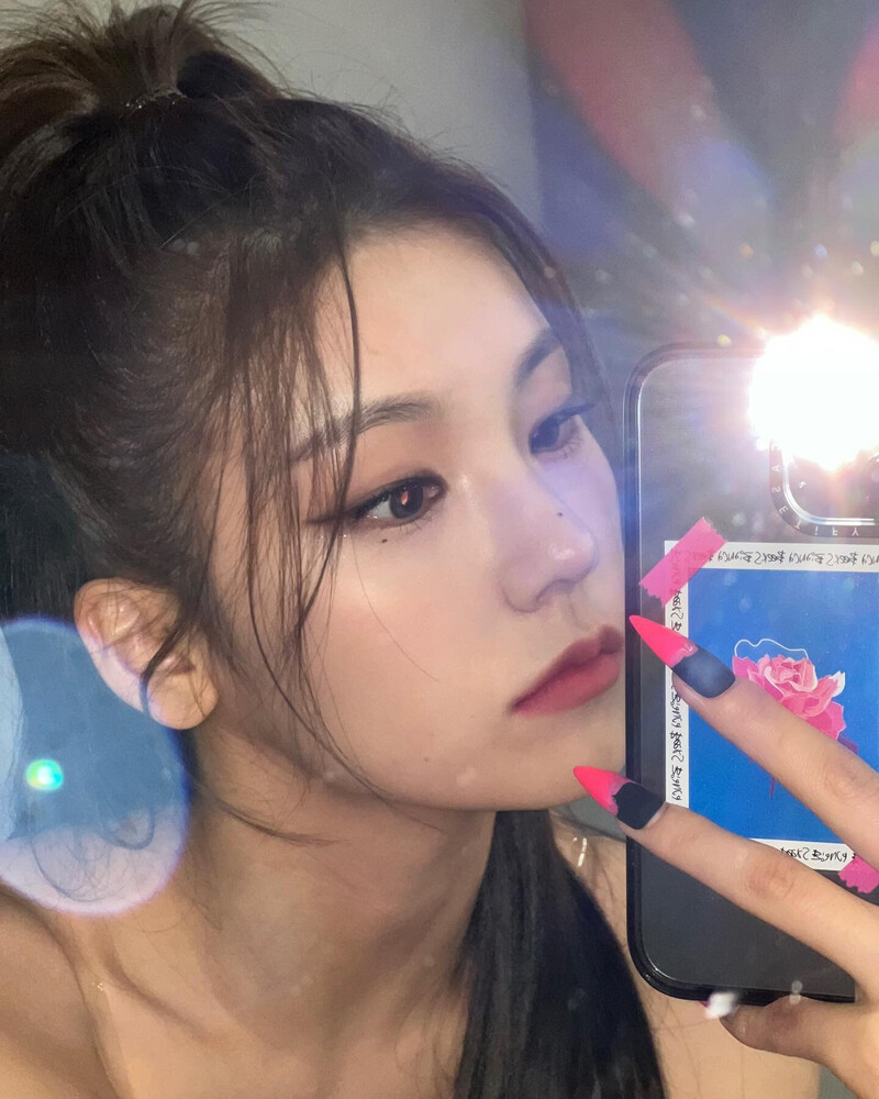 221201 ITZY Instagram Update - Yeji documents 5