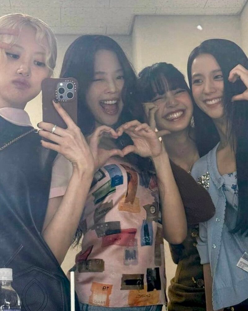 240810 - JISOO Instagram Update with BLACKPINK documents 1