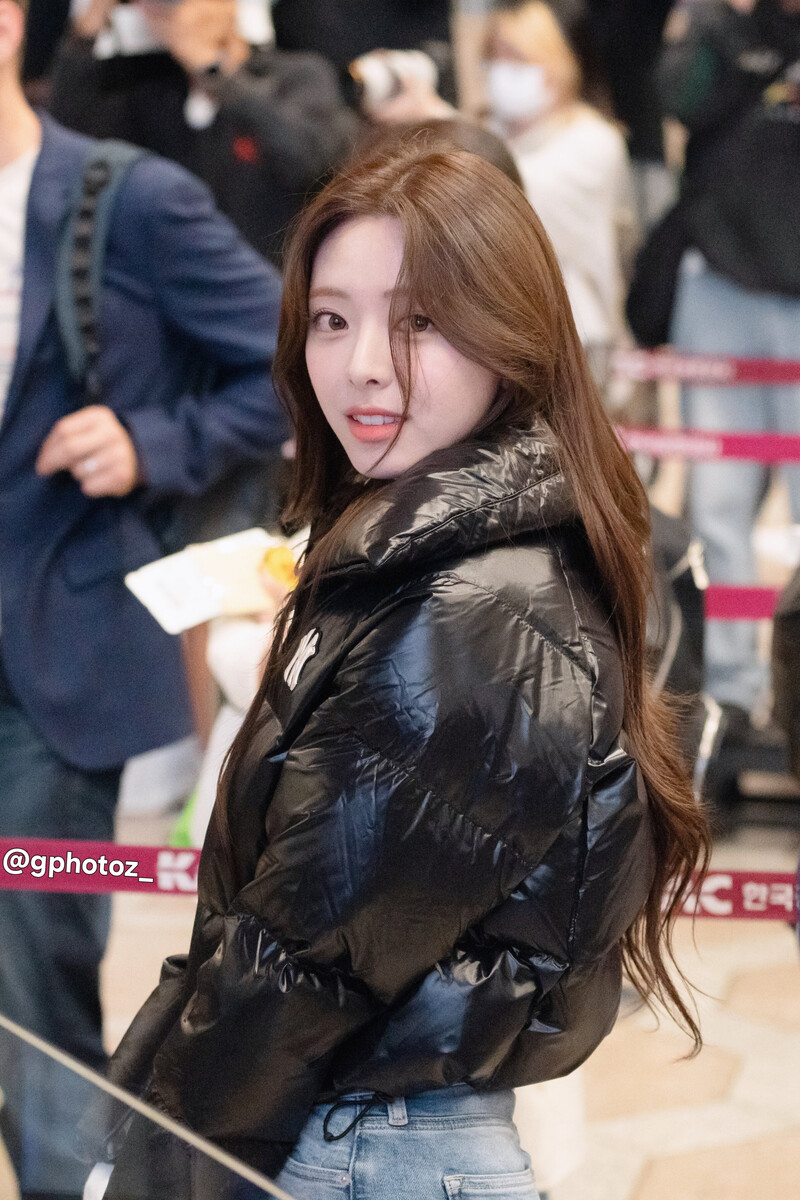 241013 ITZY Yuna at Gimpo International Airport documents 1