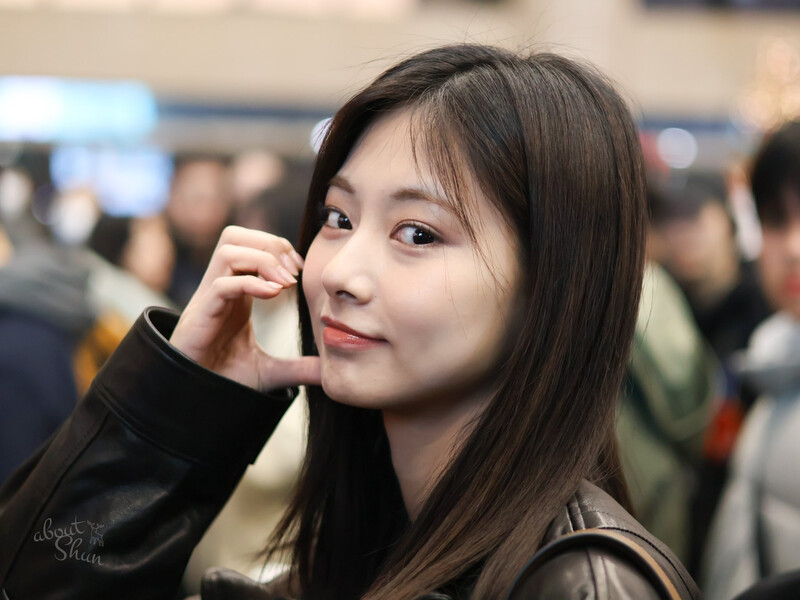 241228 TWICE Tzuyu at Gimpo International Airport documents 5