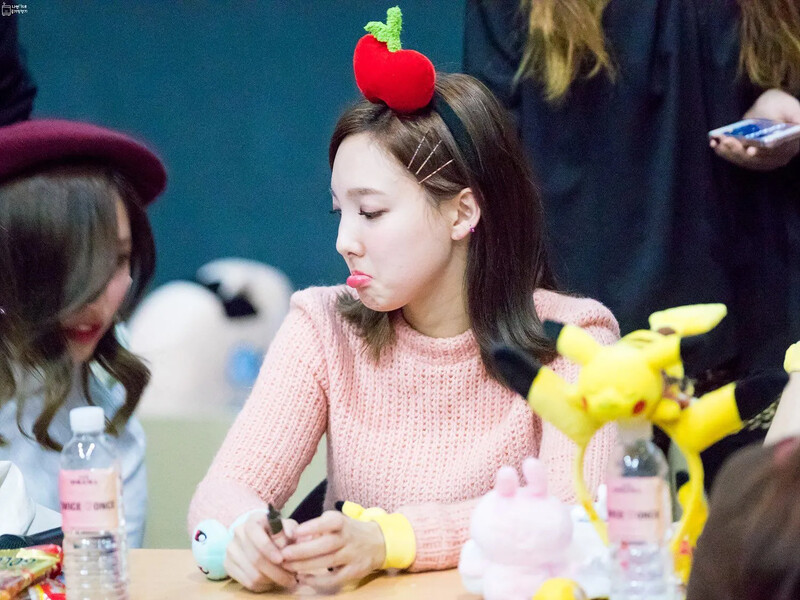 Nayeon_Cleaner CwyOOutVEAAwCtv  20161108.jpg