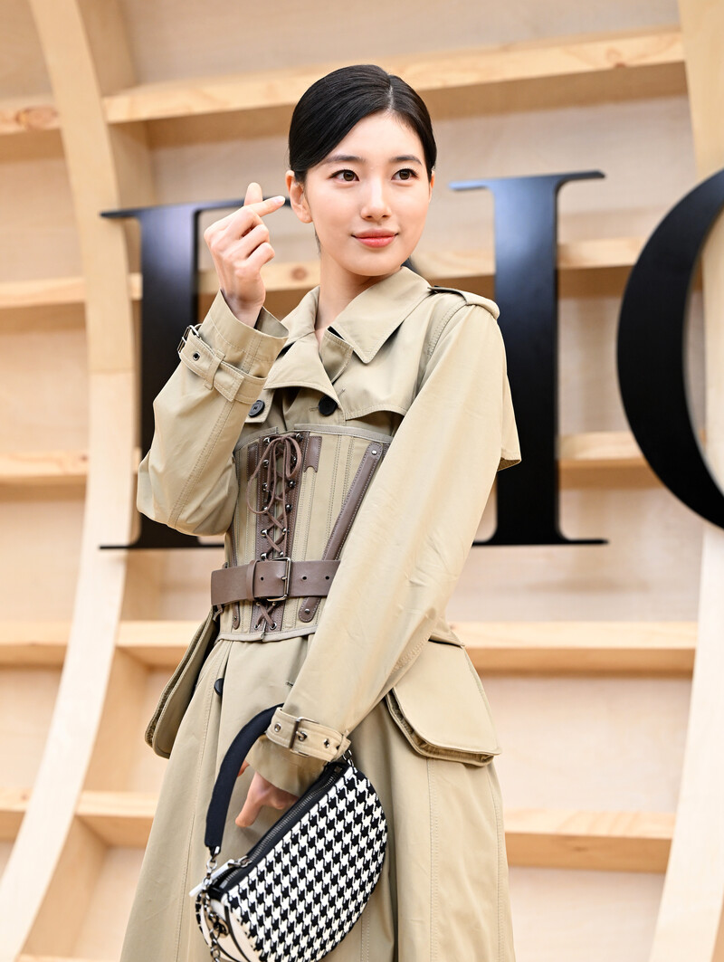 220430 Bae Suzy - Dior Women's F/W 2022 Runway Show documents 12