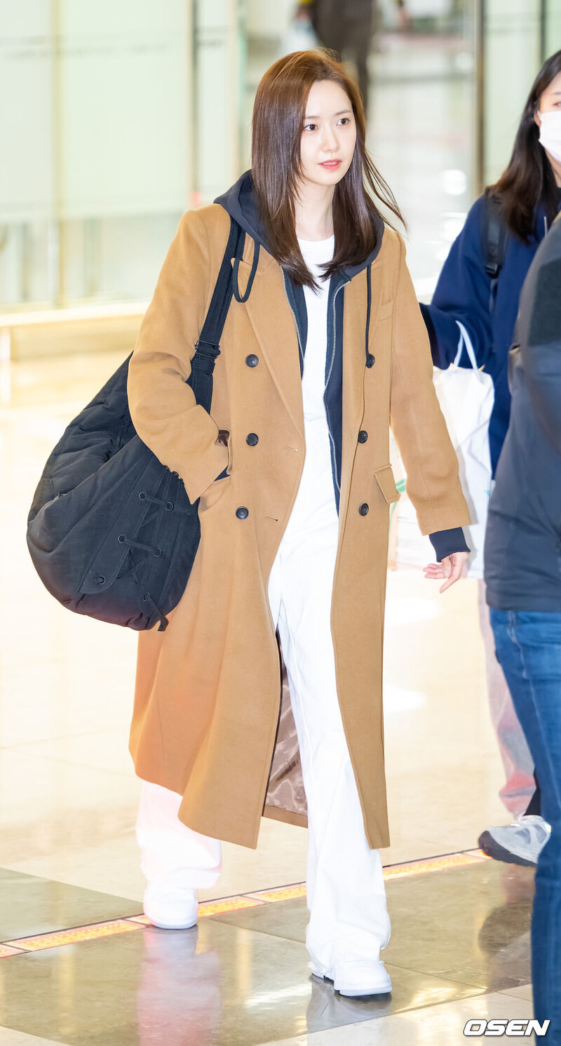 240213 Yoona at Gimpo International Airport documents 7