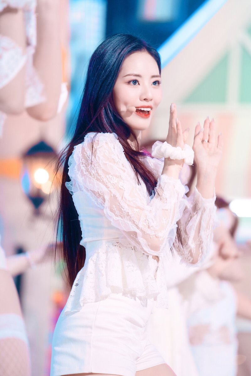 220123 fromis_9 Jiwon - 'DM' at Inkigayo documents 2