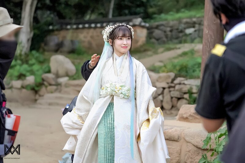 220907 WM Naver Post - OH MY GIRL Arin - 'Alchemy of Souls' Behind documents 8