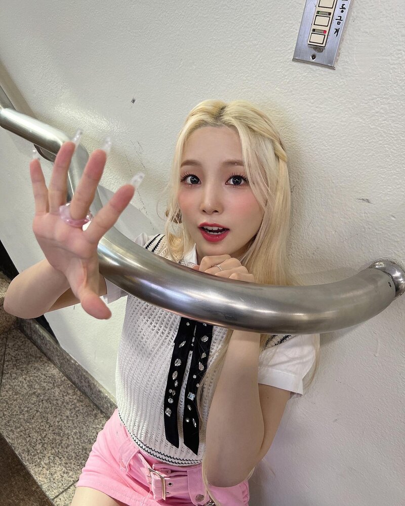 220911 Rocket Punch Instagram Update - Yeonhee documents 4