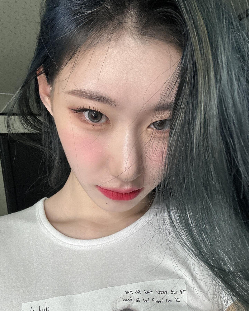 230426 - ITZY Chaeryeong Instagram Update documents 8