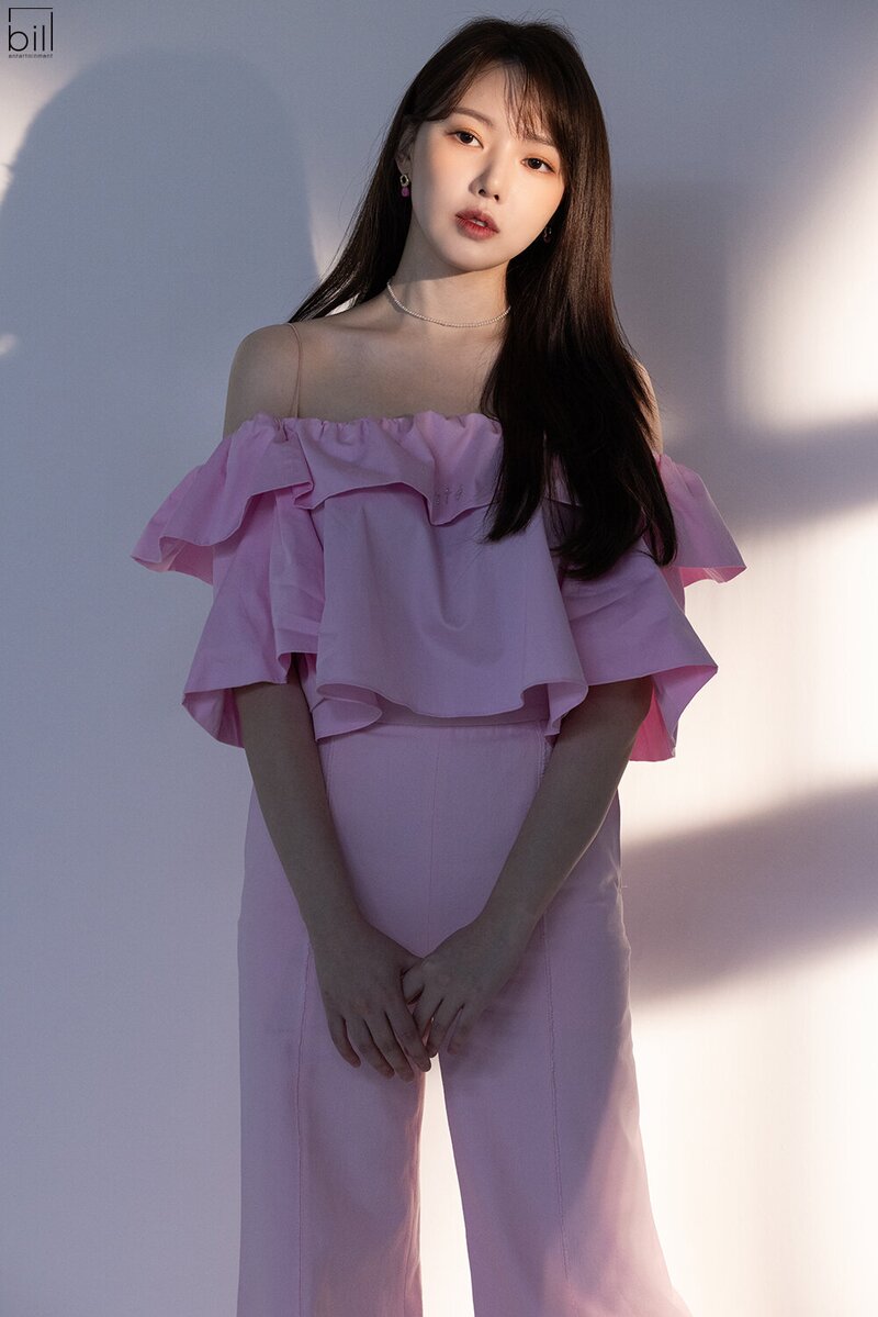 230718 Bill Entertainment Naver Post - Yerin for 'Rolling Stone Korea' behind documents 1