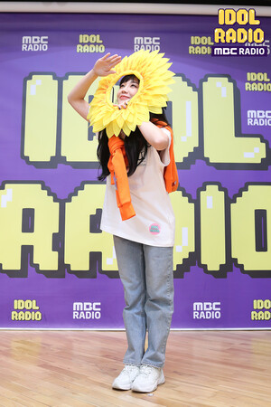 200424 Idol Radio twitter update with Apink EUNJI