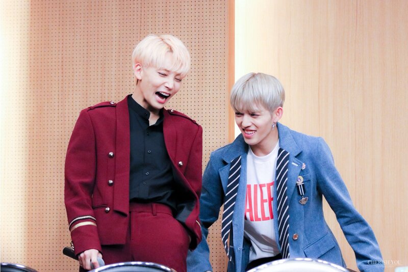 171117 SEVENTEEN at Yeongdeungpo Fansign - Jeonghan and S.Coups | kpopping
