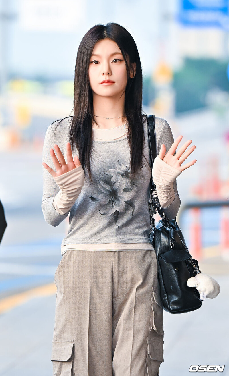 240908 - YEJI at Gimpo International Airport documents 3