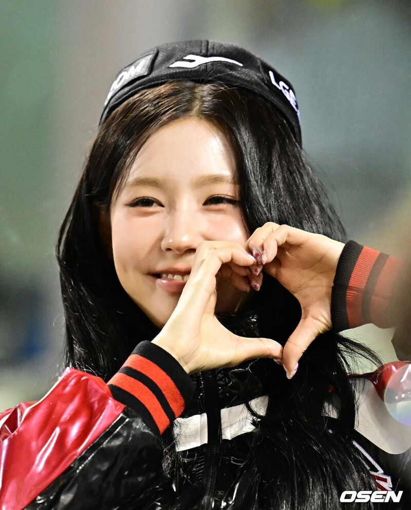 (G)I-DLE's Miyeon throws First Pitch for LG Twins documents 20