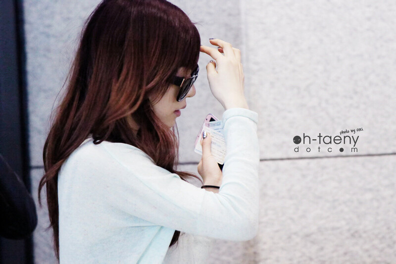 130311 Girls' Generation Tiffany at Incheon Airport documents 1