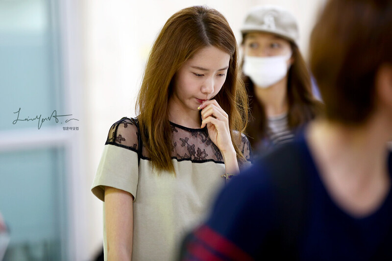 130807 Girls' Generation YoonA at Incheon Airport documents 2