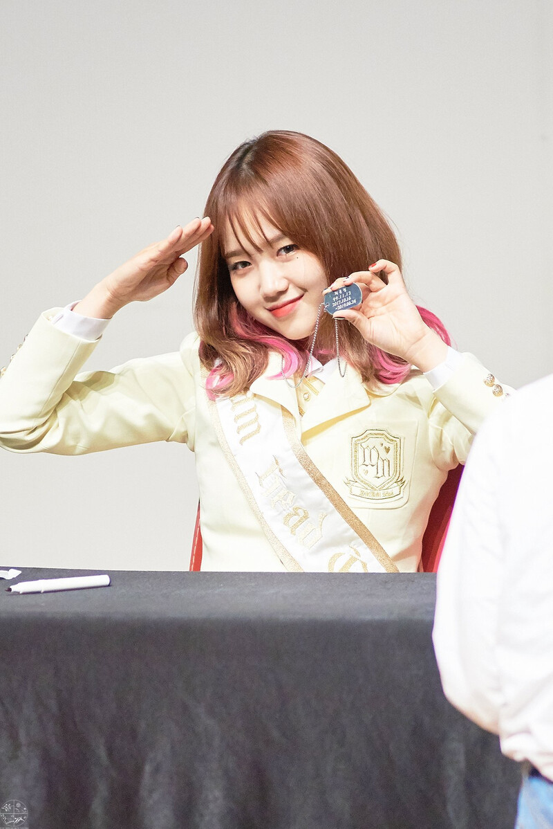 190608 Weki Meki Yoojung at 'LOCK END LOL' Fansign documents 6