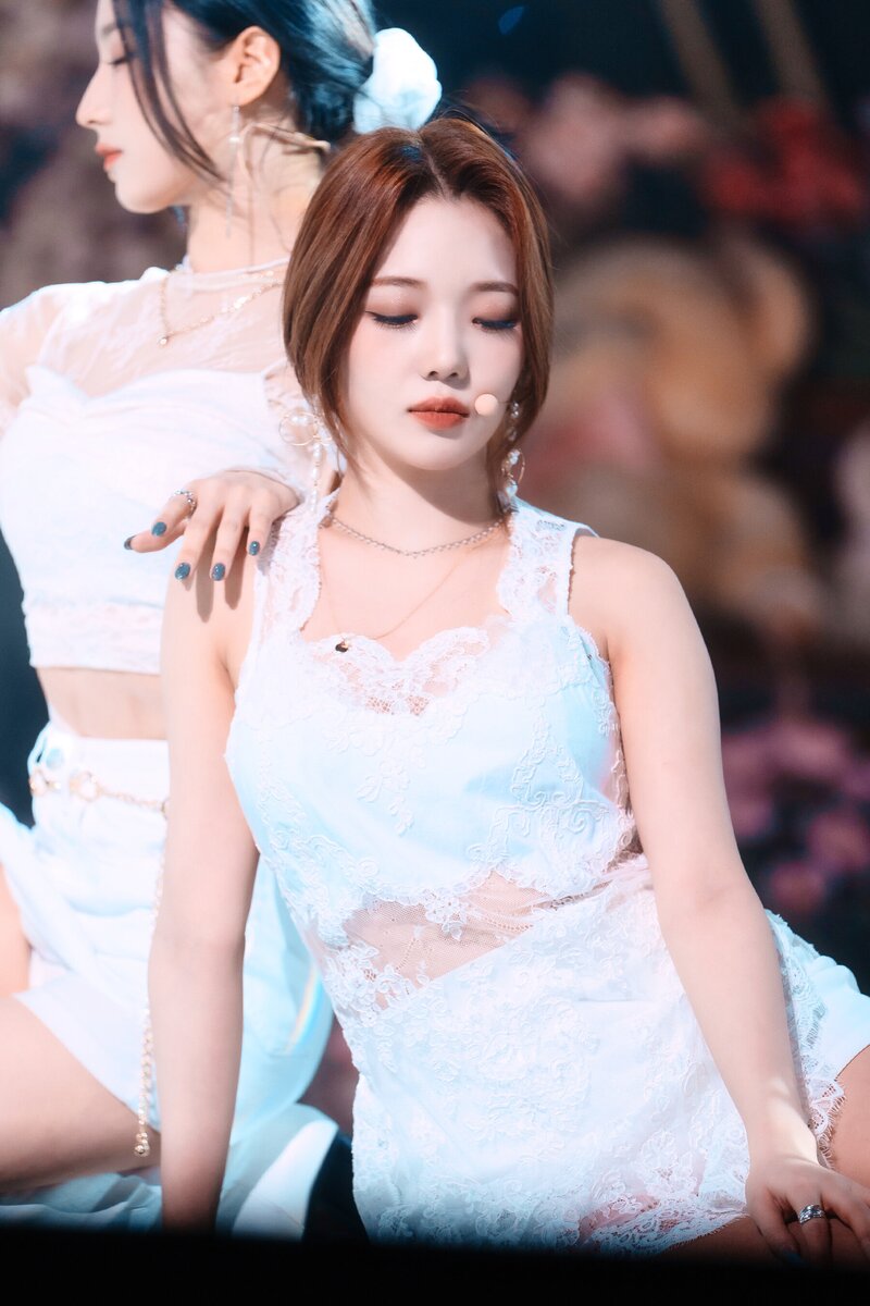 220123 fromis_9 - 'DM' at Inkigayo documents 28