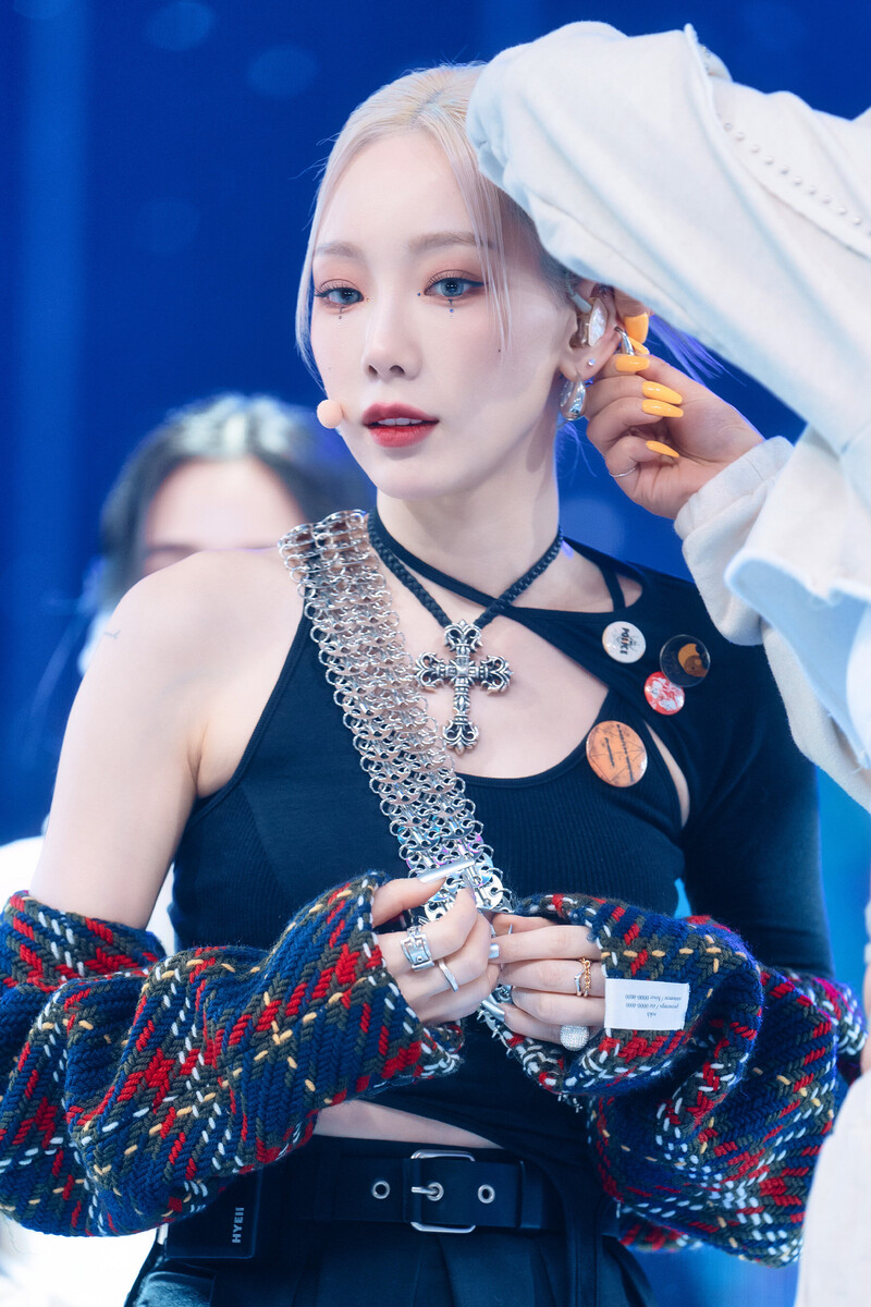 220220 Taeyeon - 'INVU' at Inkigayo documents 10