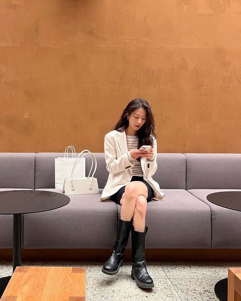 220510 Minha Instagram Update with Moon Hyuna documents 1