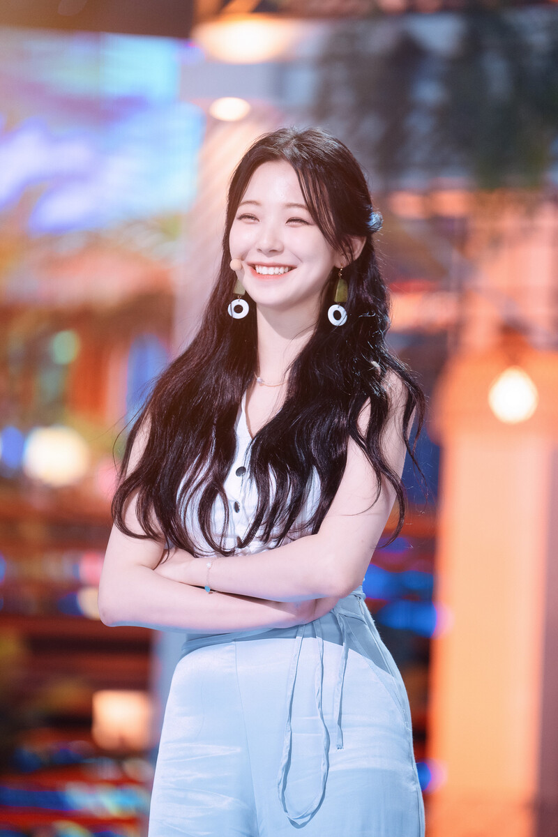 220703 fromis_9 Jiheon - 'Stay This Way' at Inkigayo documents 13