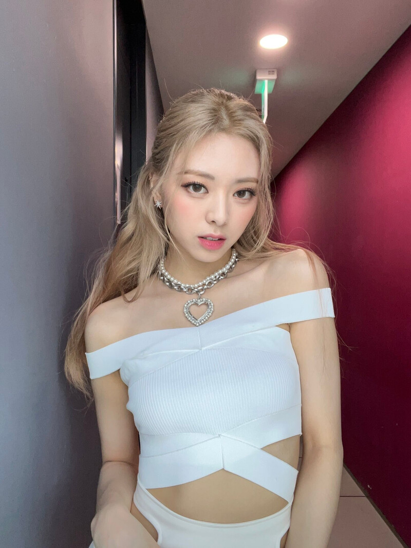 220719 ITZY SNS Update - Yuna documents 10