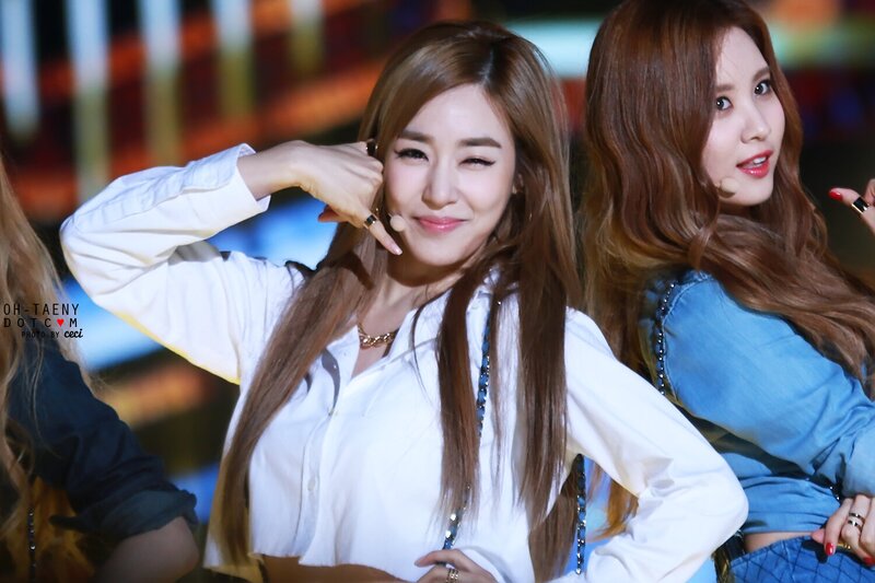 141003 Girls' Generation Tiffany and SISTAR Bora at Music Bank documents 3
