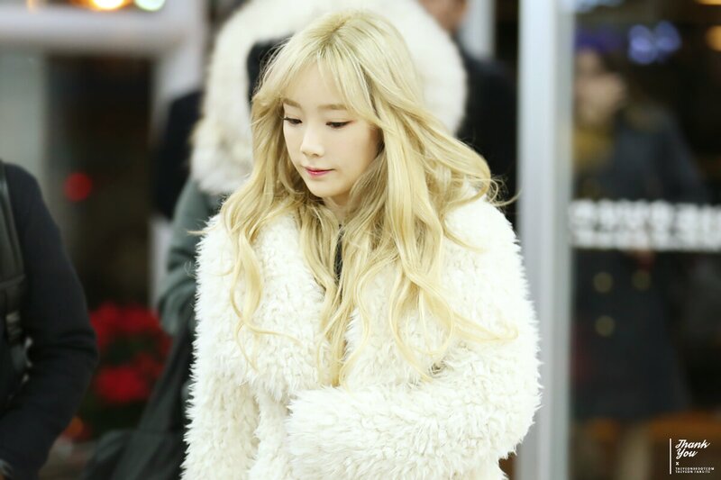 151127 Girls' Generation Taeyeon at Gimhae & Gimpo Airport documents 3