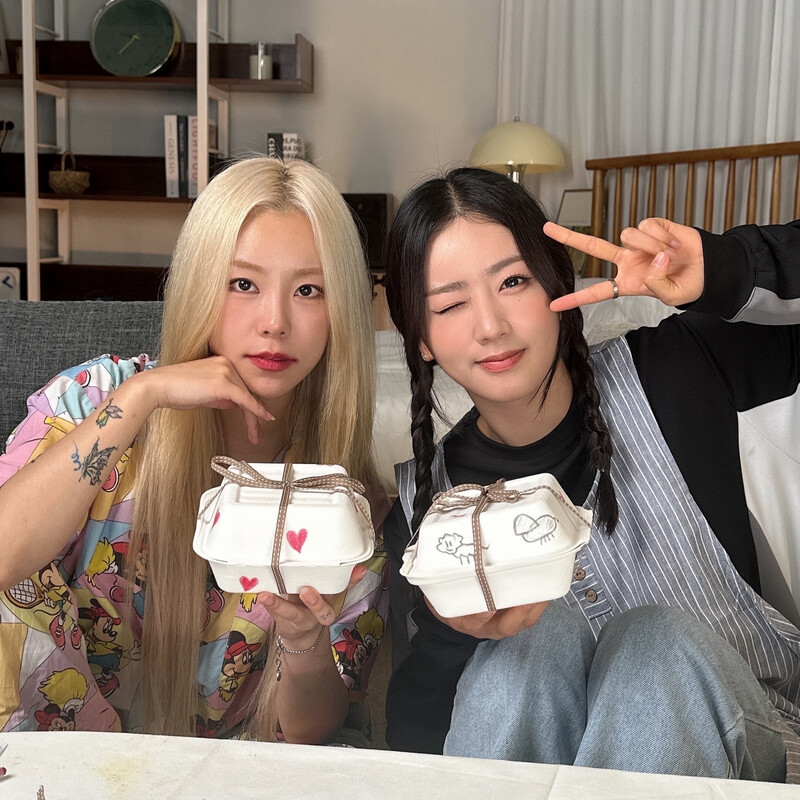 231017 Apink BOMI Youtube Community update with Mamamoo WHEEIN documents 1