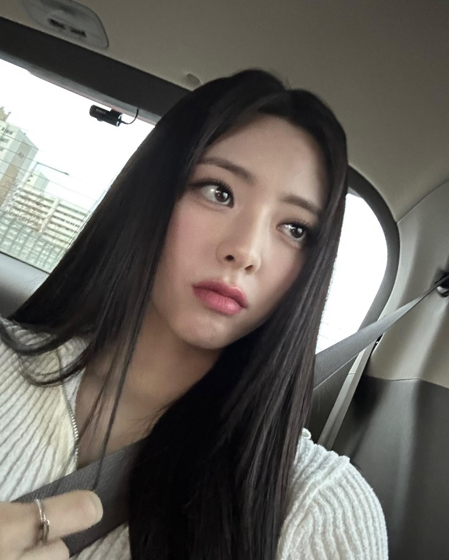 230317 ITZY Instagram Update - Yuna | kpopping