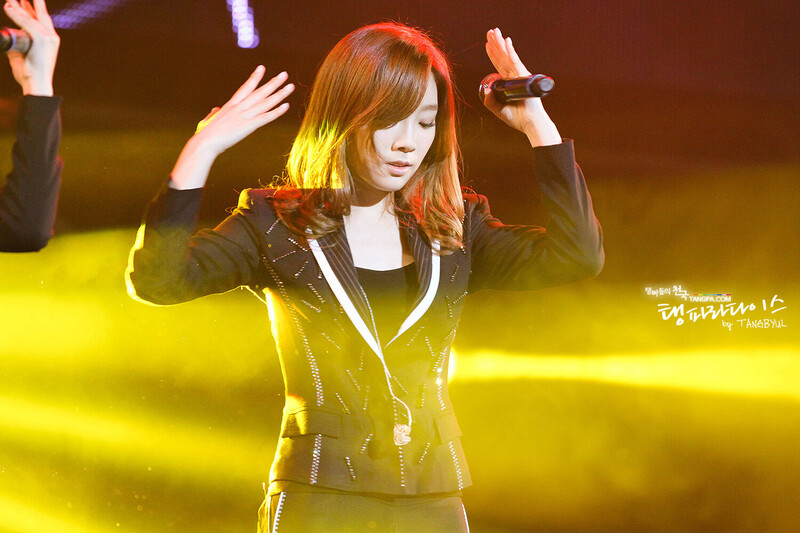 121021 Girls' Generation Taeyeon at GS& Concert documents 23