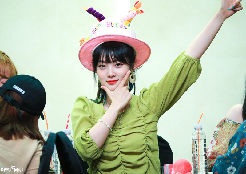 190825 Weki Meki Lucy at 'WEEK END LOL' Mapo Fansign documents 1