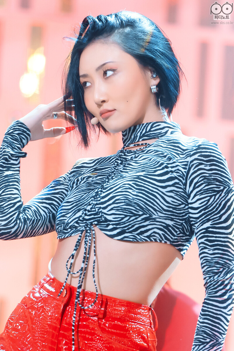 211128 Hwa Sa - 'I'm a B' at Inkigayo documents 20