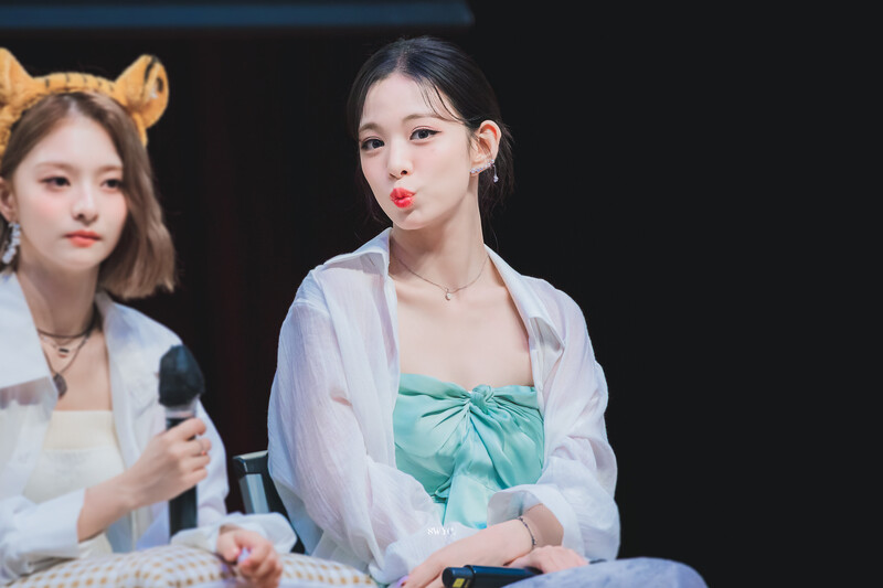 220708 fromis_9 Chaeyoung documents 17