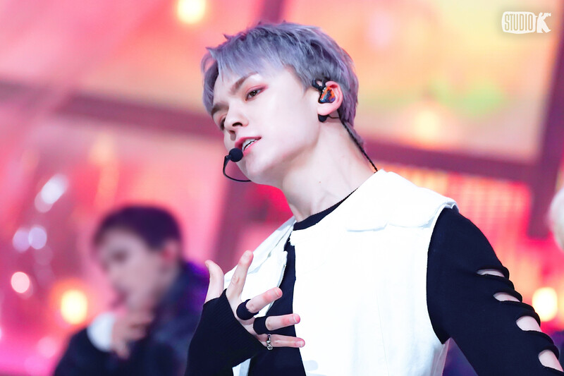 230428 SEVENTEEN Vernon - 'Super' at Music Bank documents 8