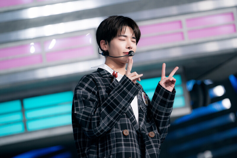 231015 TXT Taehyun - 'Back for More' and 'Chasing That Feeling' at Inkigayo documents 9