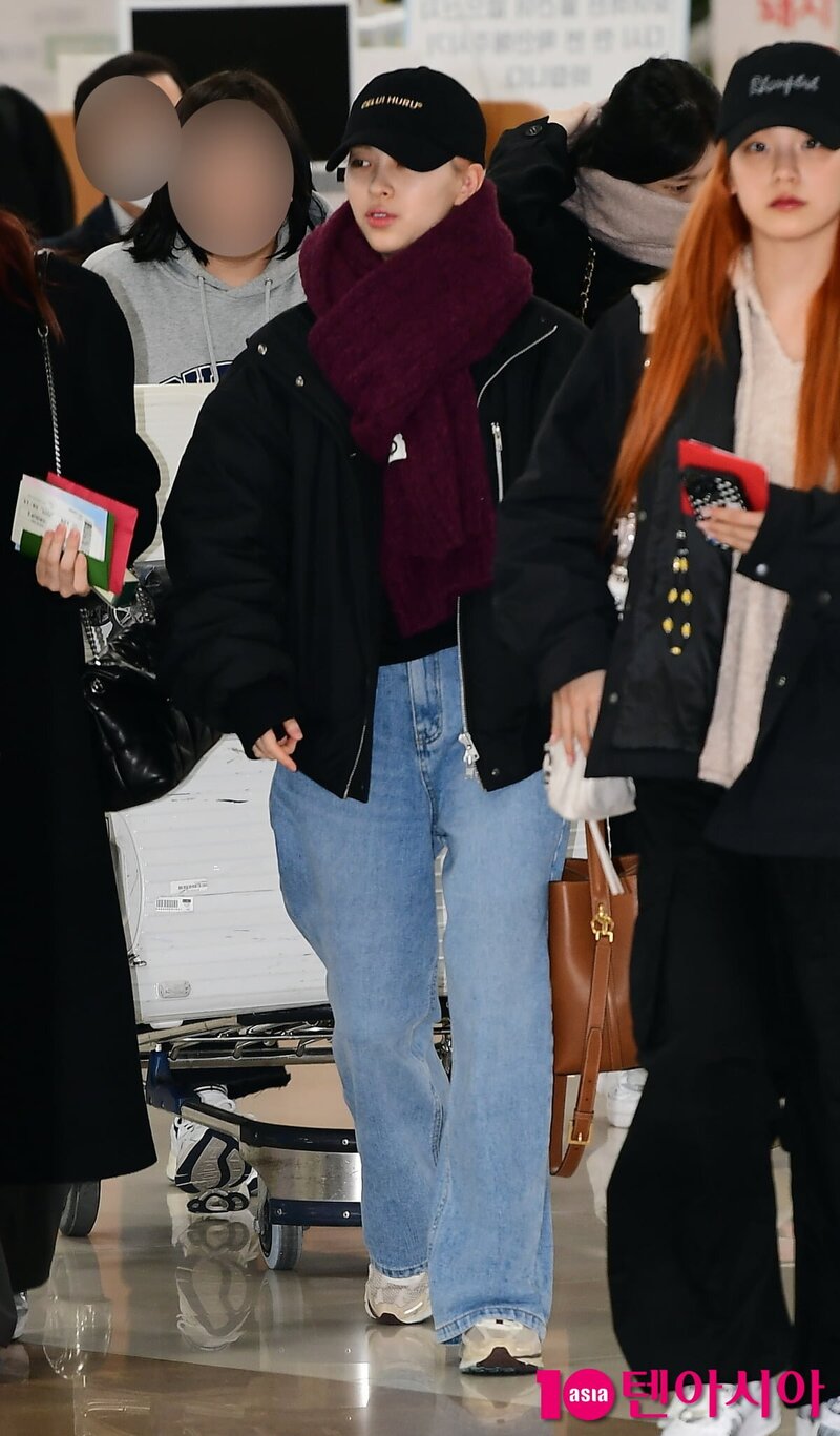 231211 ITZY Ryujin at Gimpo International Airport documents 3
