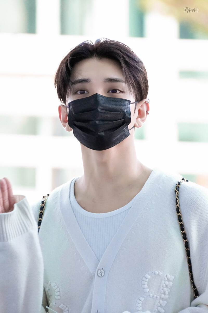 240625 SEVENTEEN Joshua at Incheon International Airport documents 1