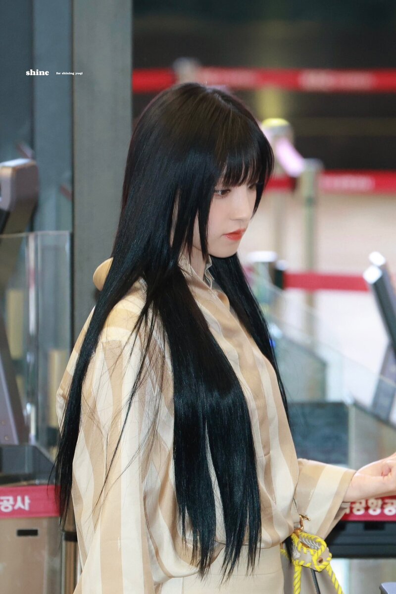 240629 (G)I-DLE Yuqi at Gimpo International Airport documents 2