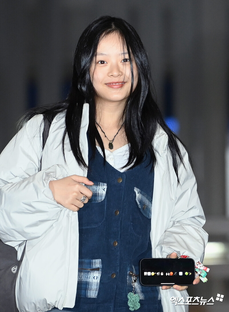 241213 Newjeans Hanni at Incheon international airport documents 2