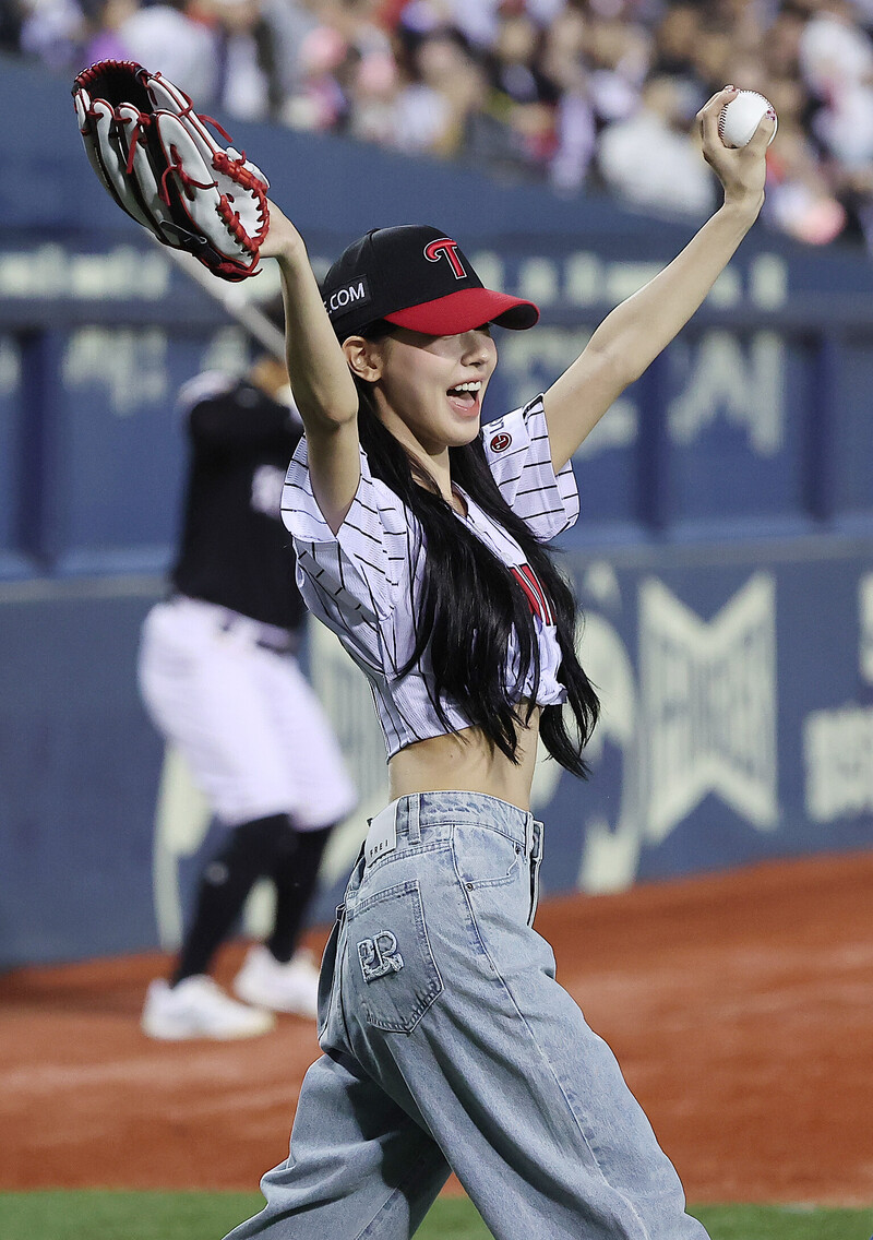 (G)I-DLE's Miyeon throws First Pitch for LG Twins documents 10