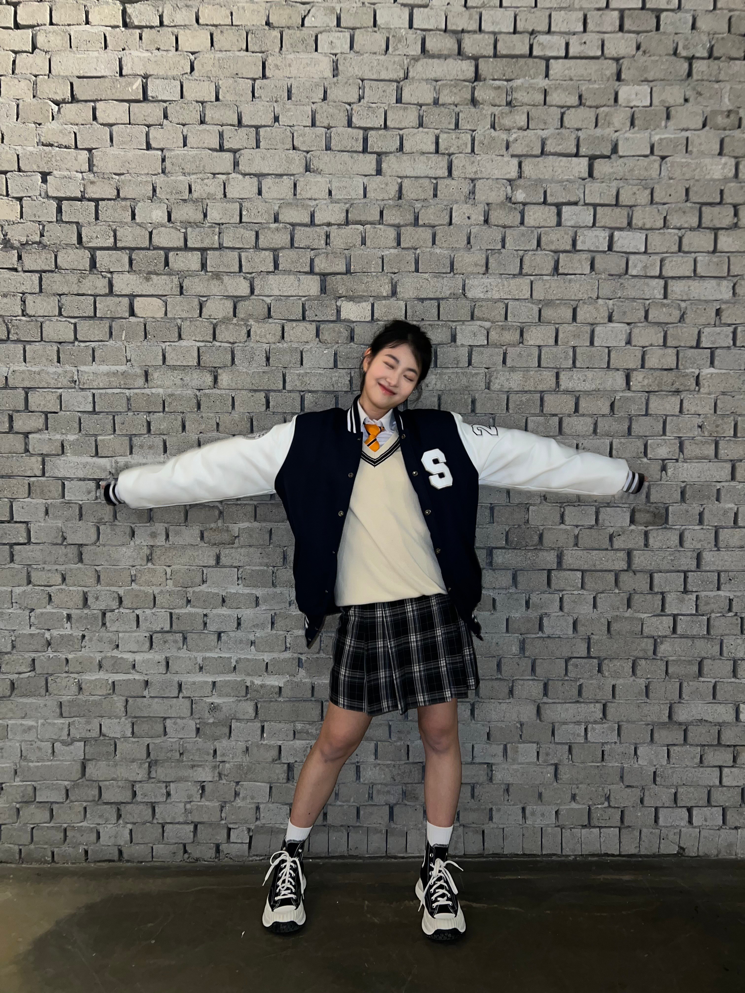 Netizens react to FIFTY FIFTY Aran's adorable middle school