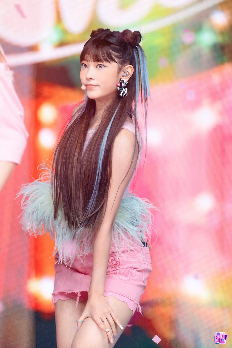 220821 NewJeans Haerin - 'Attention' at Inkigayo documents 19