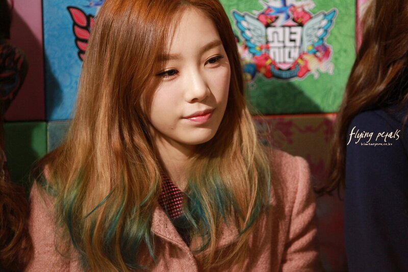 130102 Girls' Generation Taeyeon at SM Pop-up store documents 2
