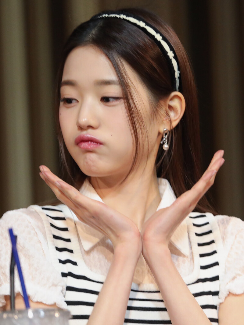 220416 Wonyoung at Fansign Event documents 9